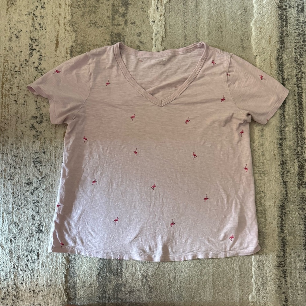 🛍🏙3️⃣ for $1️⃣5️⃣ Old Navy Everywhere flamingo print v-neck short sleeve t-shirt